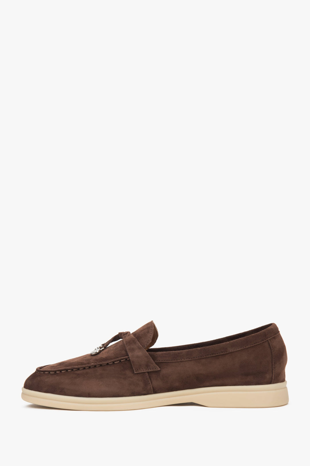 Velour and leather saddle brown women's loafers with an elegant tassel.