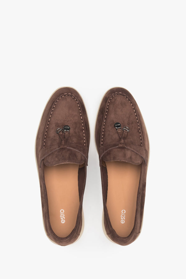 Saddle brown women's loafers of Estro brand made of velour and leather - presentation of the footwear from above.