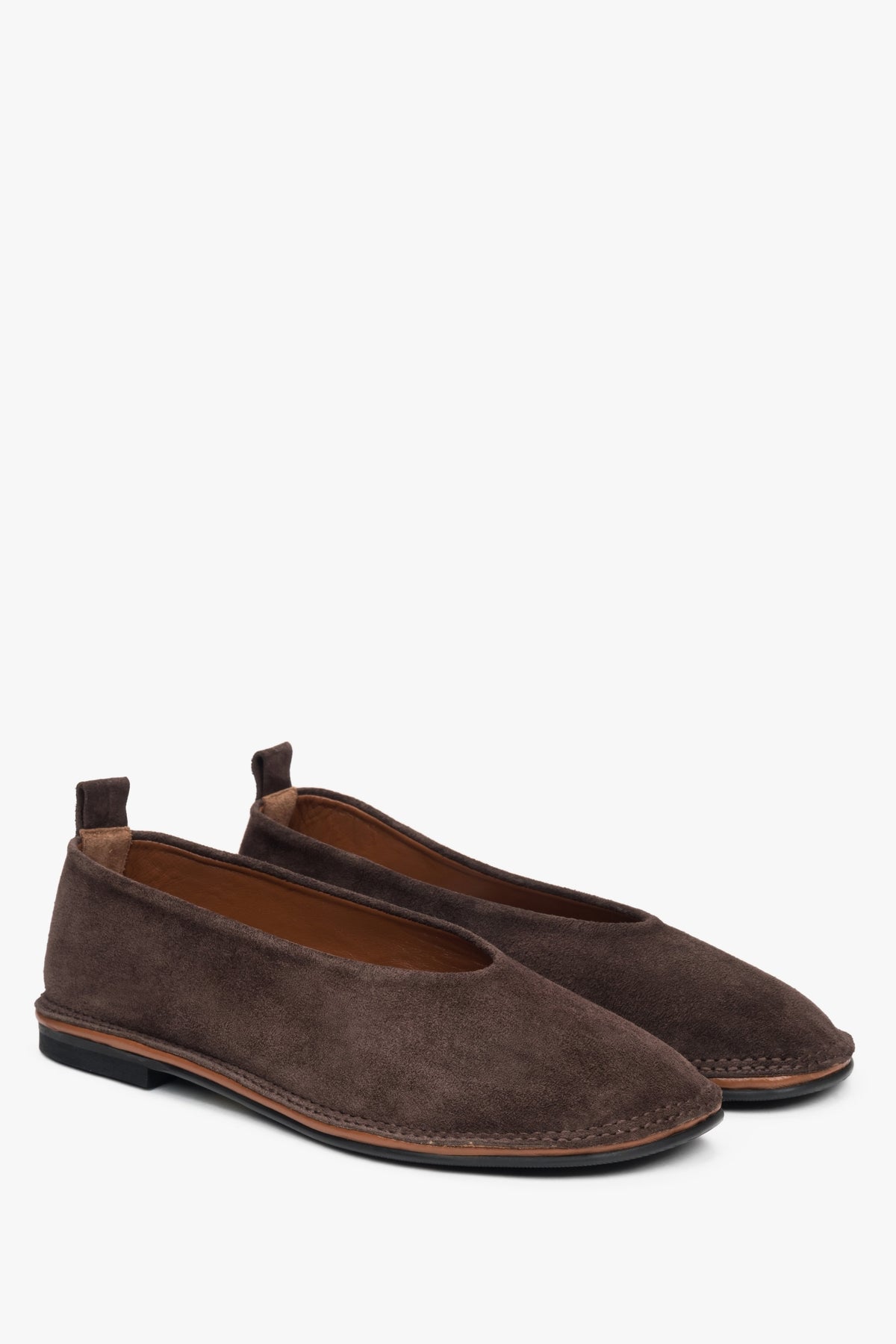 Comfortable and stylish women's ballet flats from Estro, crafted in saddle brown velour for a touch of luxury. 