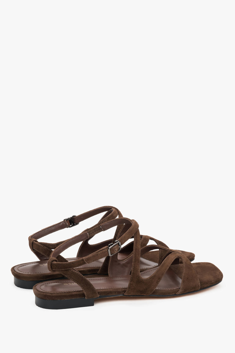 Detail of flat sole and saddle brown finish.
