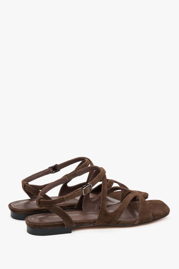 Detail of flat sole and saddle brown finish.