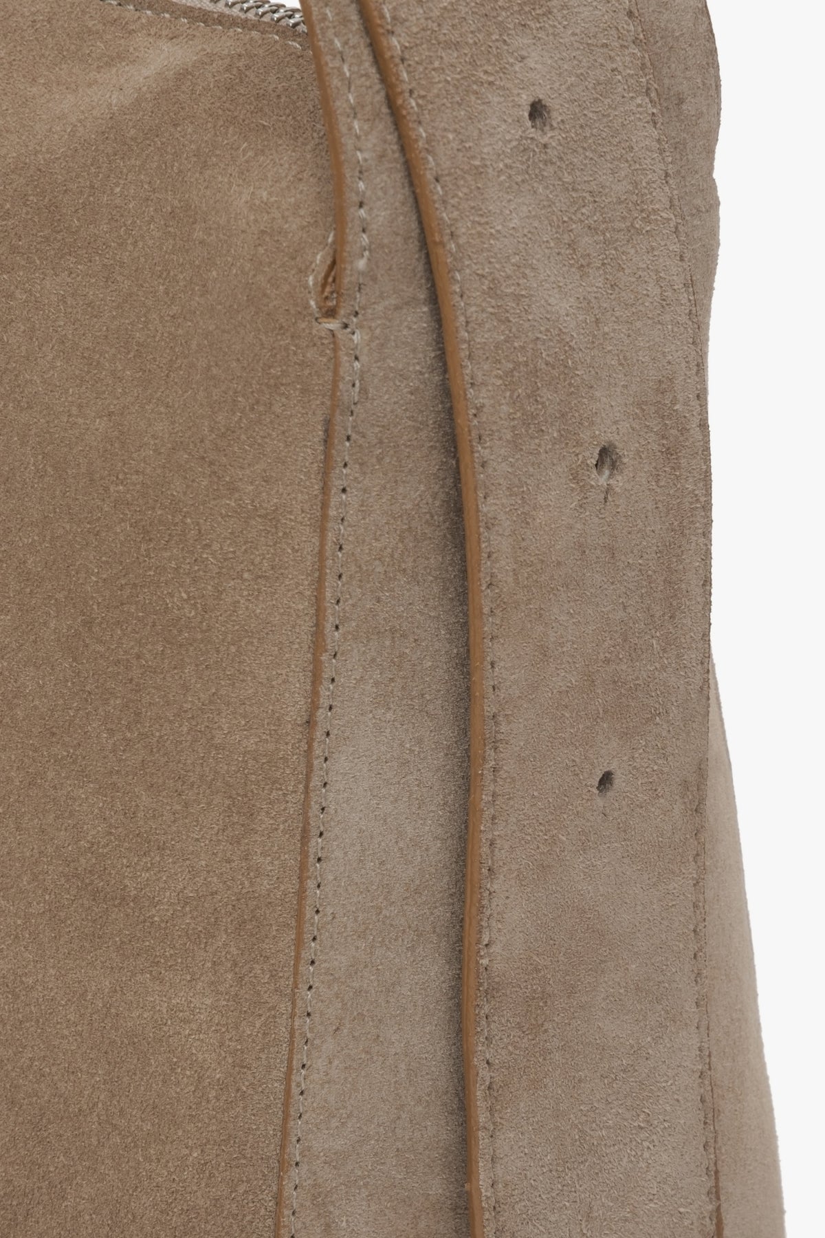 A sand beige messenger bag for women, made from premium Italian leather by Estro.