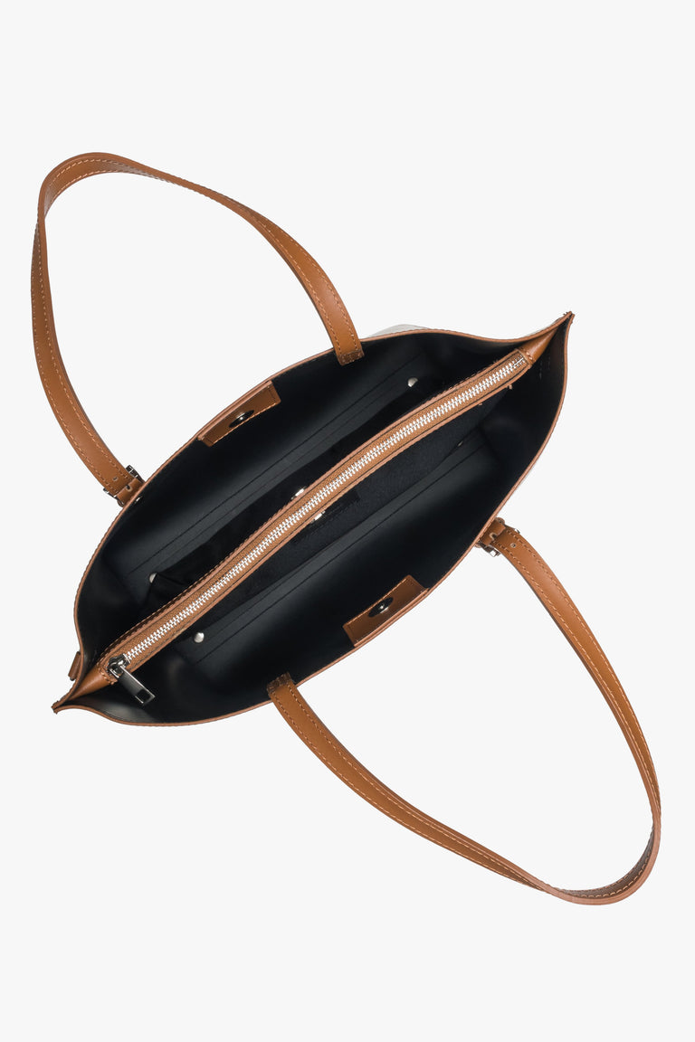 Stylish brown shopper bag made of genuine Italian leather by Estro – interior.