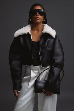 Women’s Short Black Jacket with Faux Fur Collar Estro ER00118057.