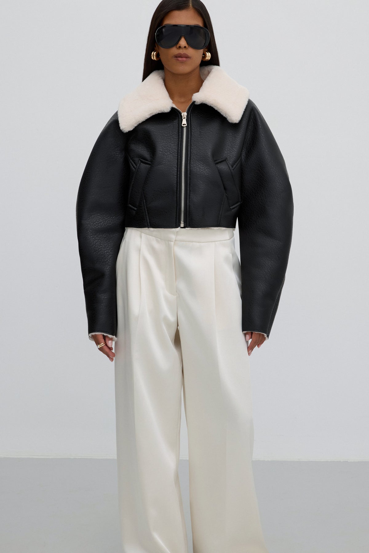 Estro ER00118057 - Short black jacket with faux fur collar.