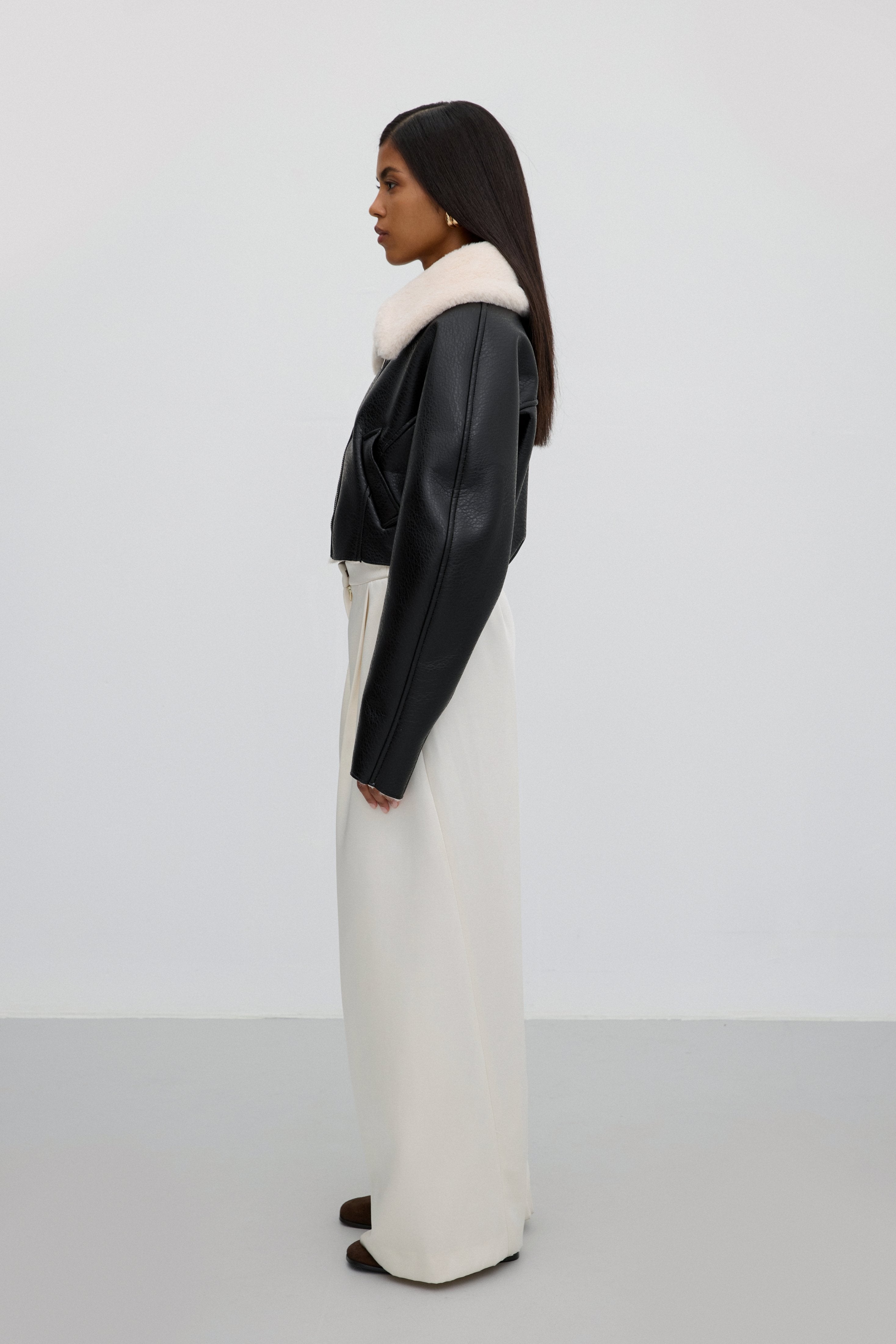 Short black jacket Estro ER00118057 with a faux fur collar.