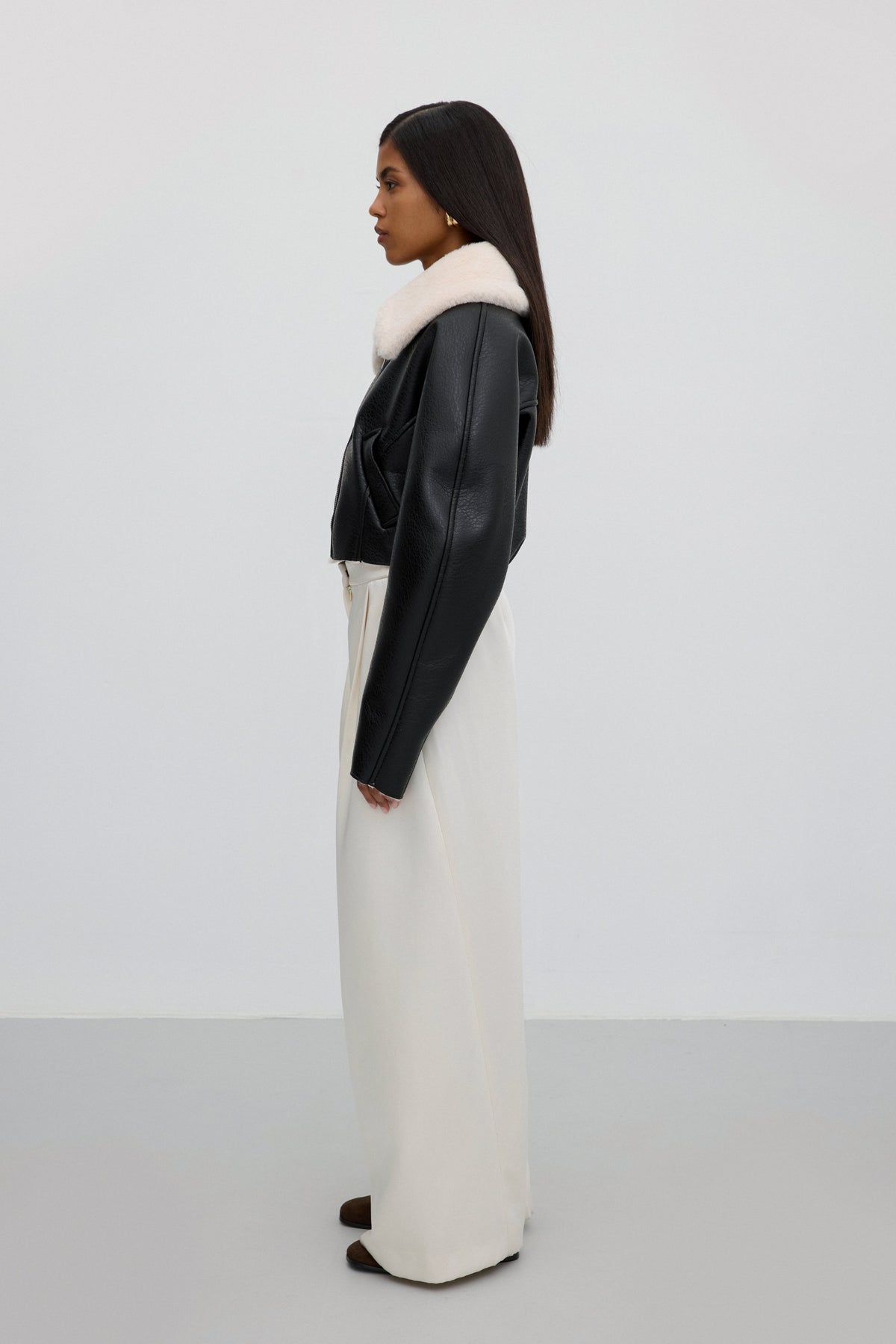 Short black jacket Estro ER00118057 with a faux fur collar.