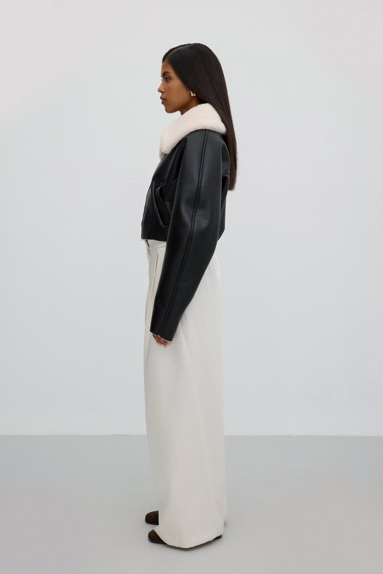 Short black jacket Estro ER00118057 with a faux fur collar.