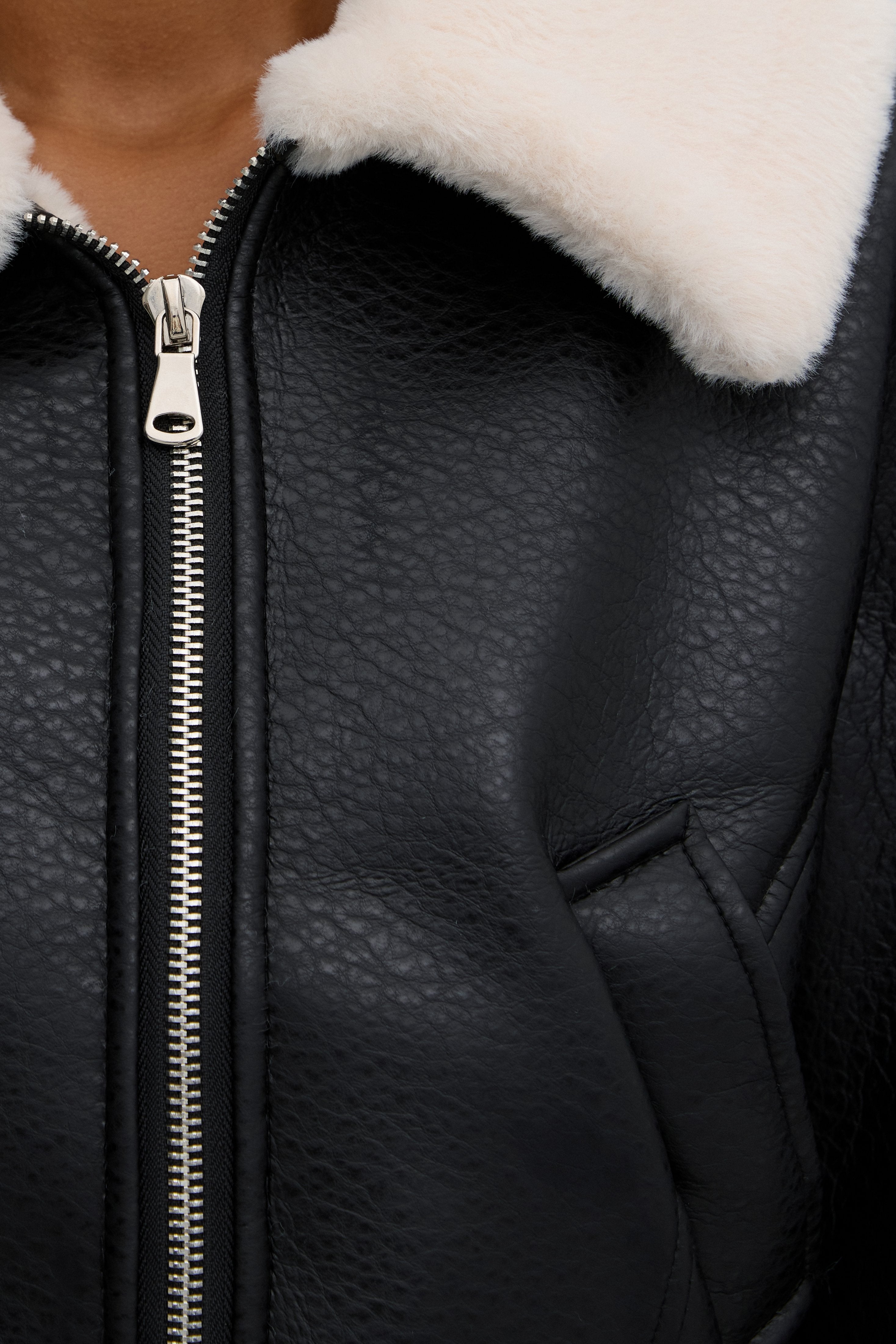 Short black jacket with faux fur collar Estro ER00118057 – neckline view.