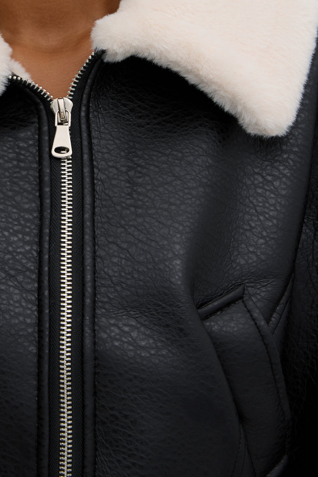 Short black jacket with faux fur collar Estro ER00118057 – neckline view.