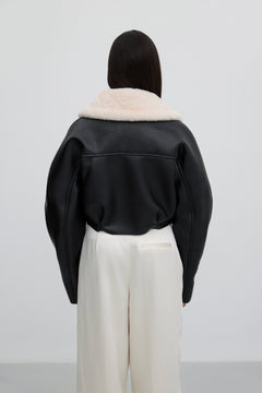 Short black jacket with faux fur collar – back view.