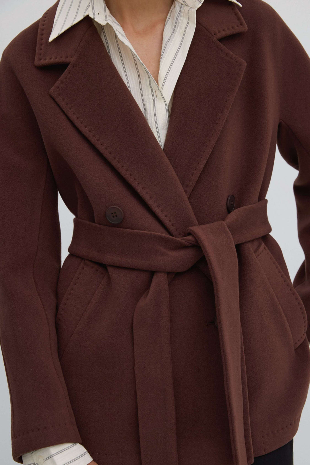 Elegant brown wool women's coat with a short, double-breasted cut by Estro - details.