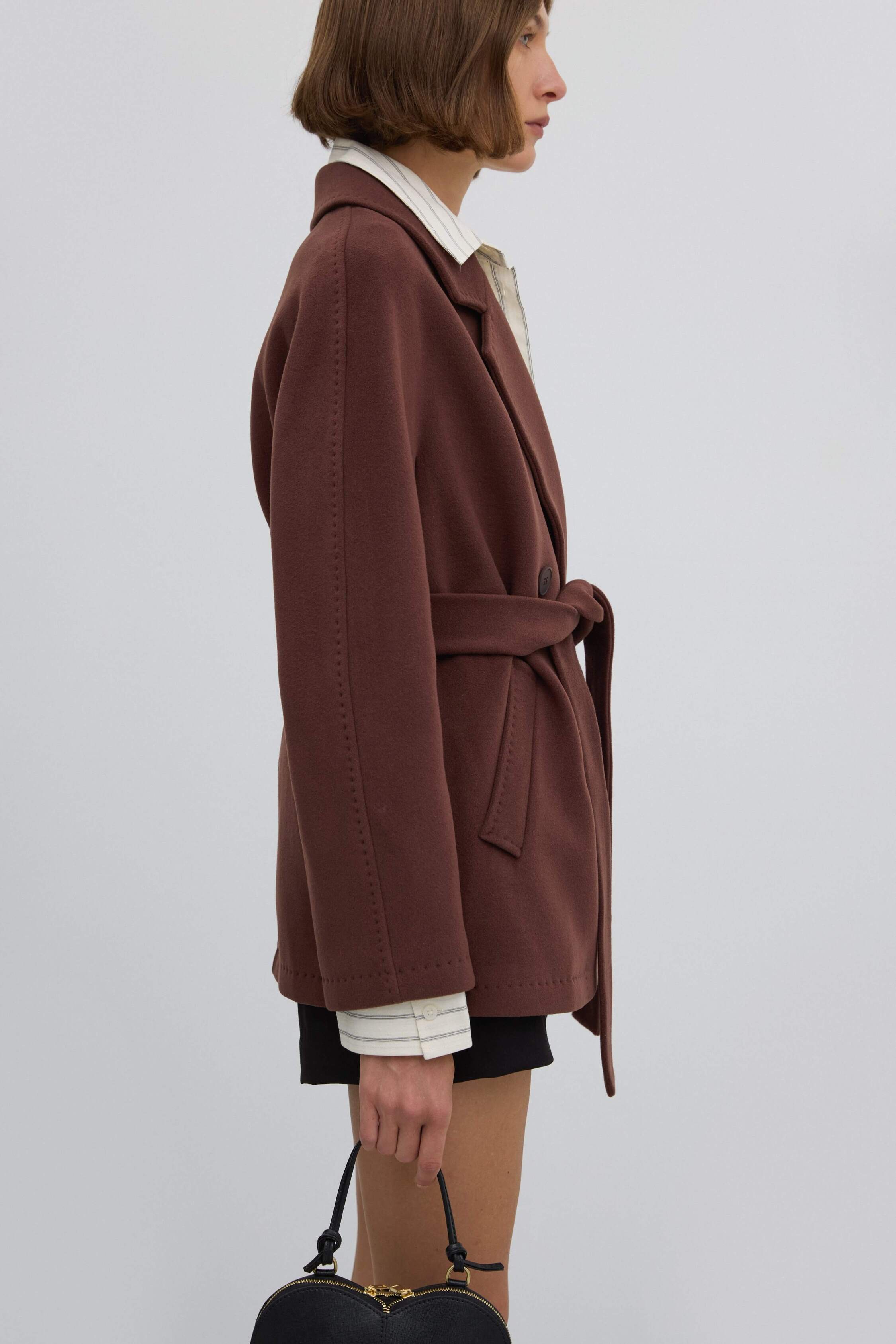 Discover the lightness and warmth of wool in the short, double-breasted women's coat by Estro.