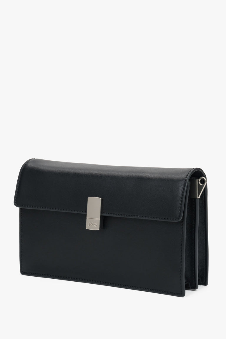 Women’s compact black crossbody bag in leather with elegant silver accents, Estro.