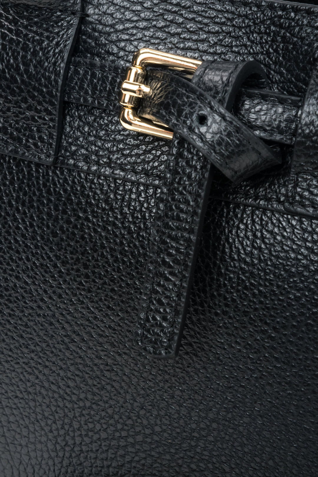Made of Premium Italian Genuine Leather, women's small black satchel handbag Estro ER00118334.
