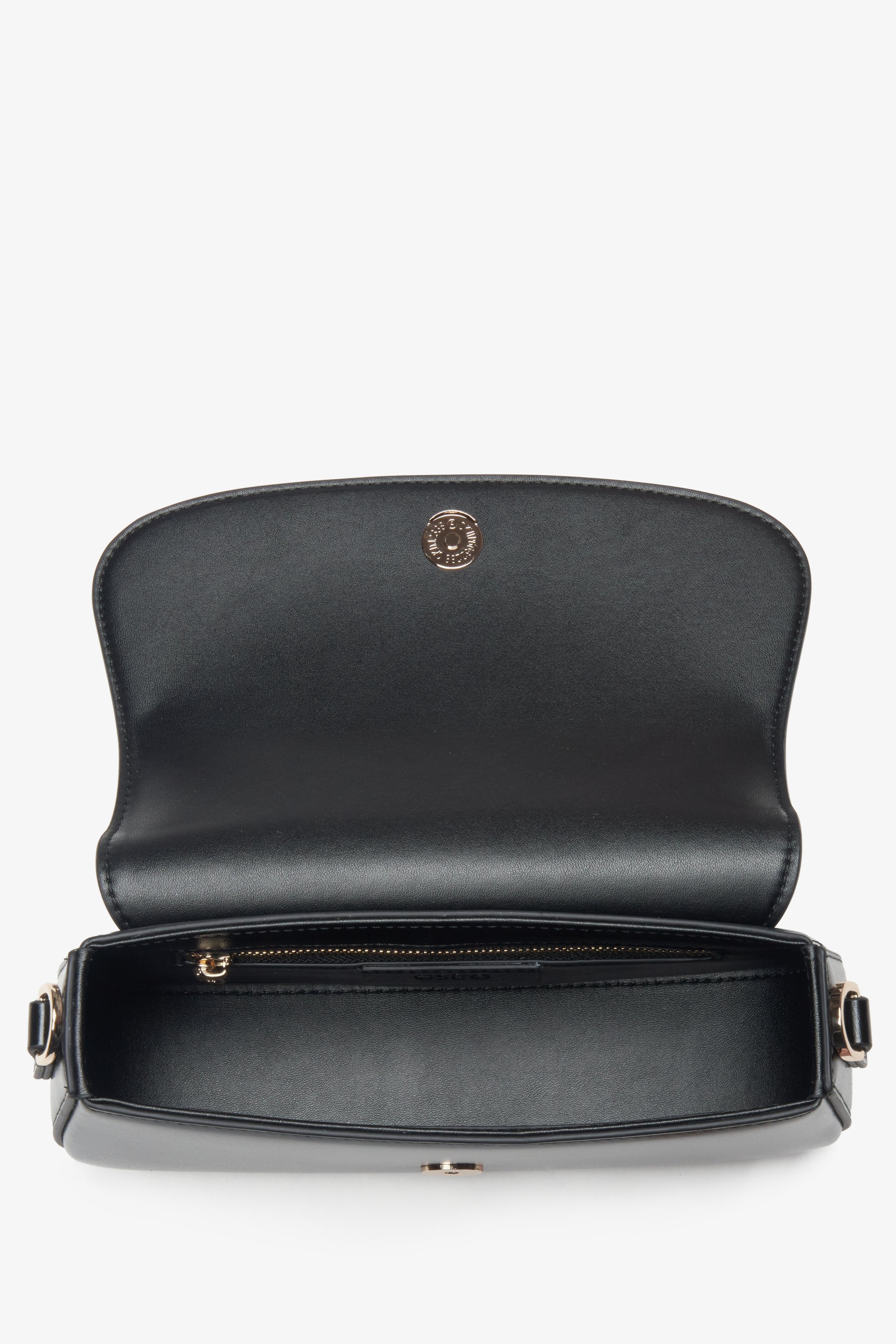 Estro – a small black leather shoulder bag designed for women.