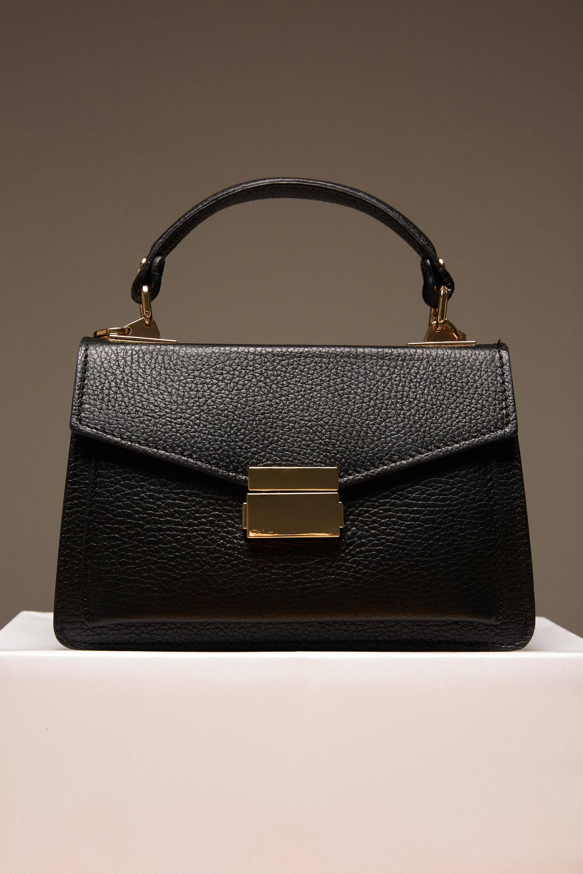 Women's Small Black Satchel Handbag made of Premium Italian Genuine Leather Estro ER00115563.