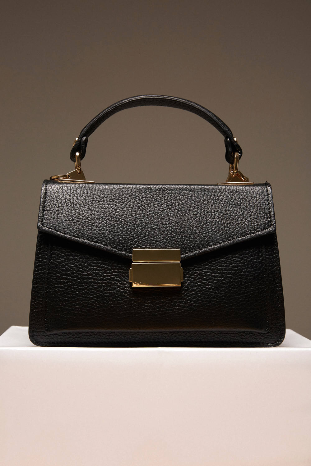 Women's Small Black Satchel Handbag made of Premium Italian Genuine Leather Estro ER00115563.