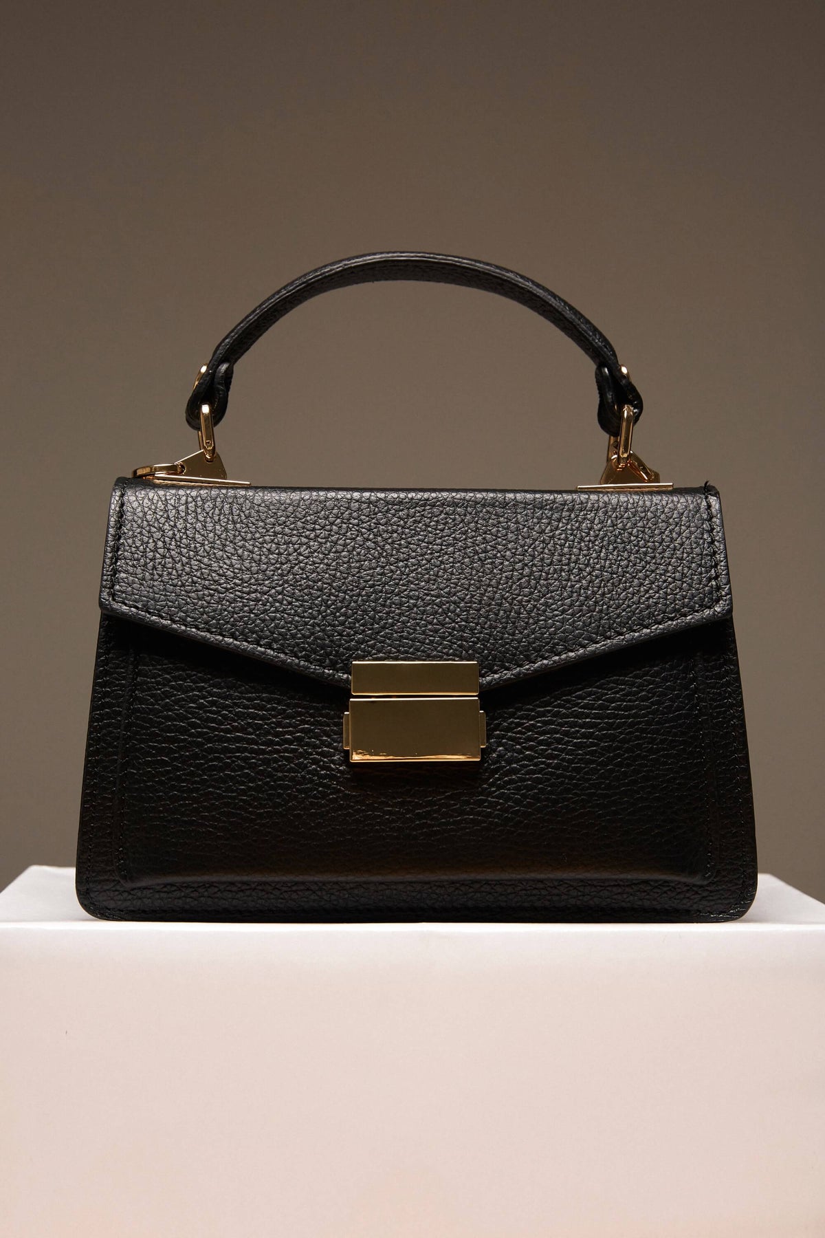 Women's Small Black Satchel Handbag made of Premium Italian Genuine Leather Estro ER00115563.