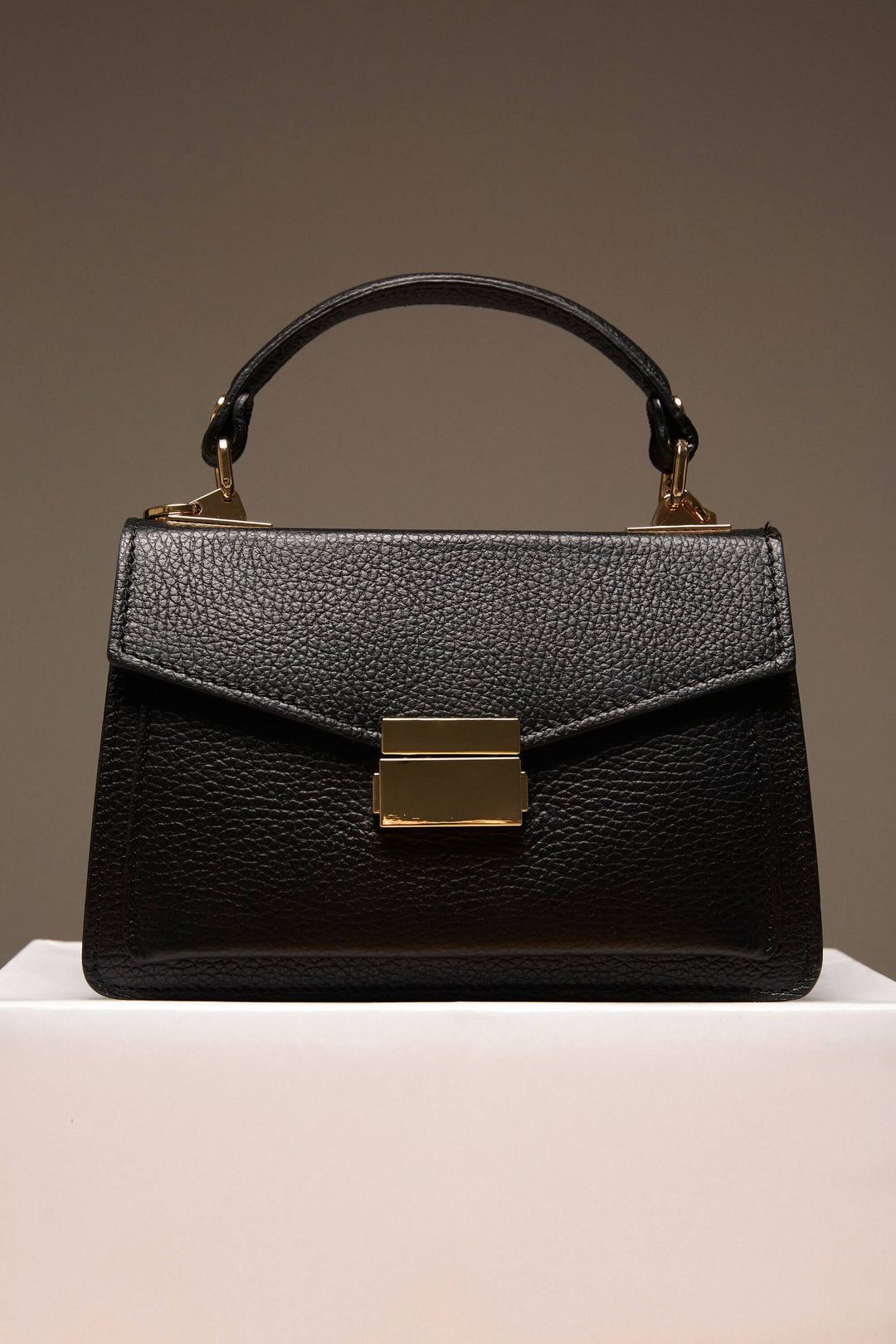 Women's Small Black Satchel Handbag made of Premium Italian Genuine Leather Estro ER00115563.