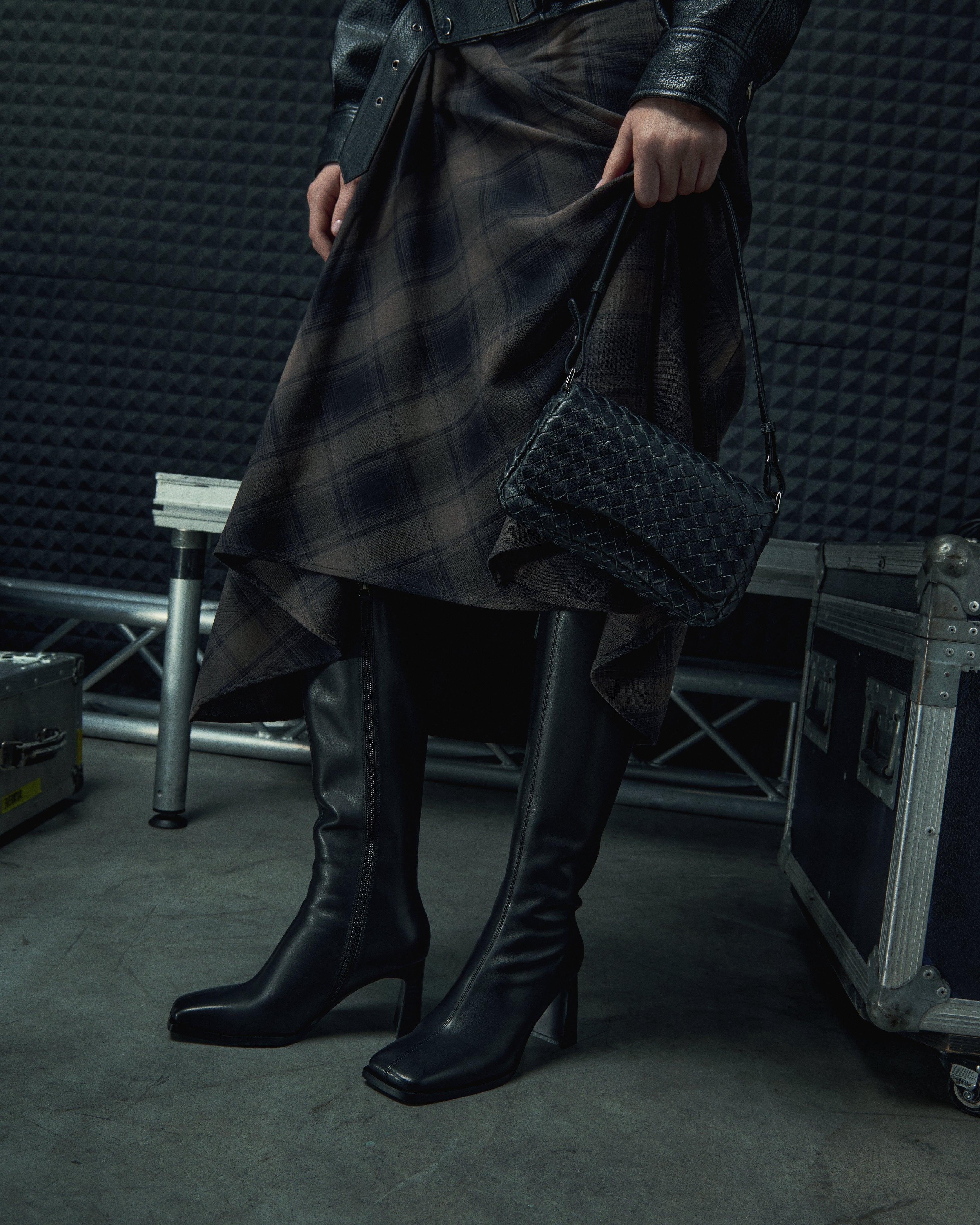 Women’s Small Black Woven Leather Shoulder Bag Estro ER00118432.