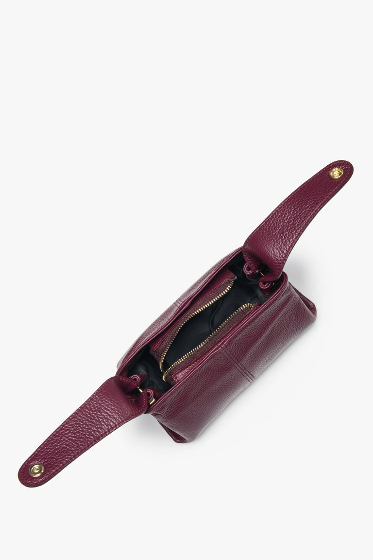 Small burgundy Estro women’s handbag crafted from Premium Italian genuine leather.
