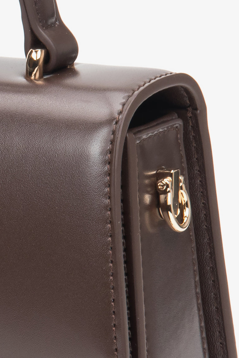 Dark brown small women’s leather satchel handbag by Estro — details.