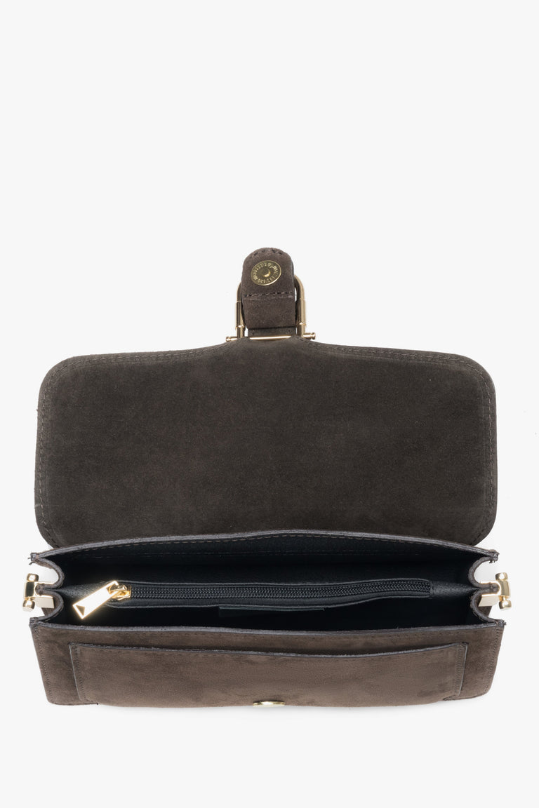 Dark brown shoulder bag by Estro, made of soft velour.