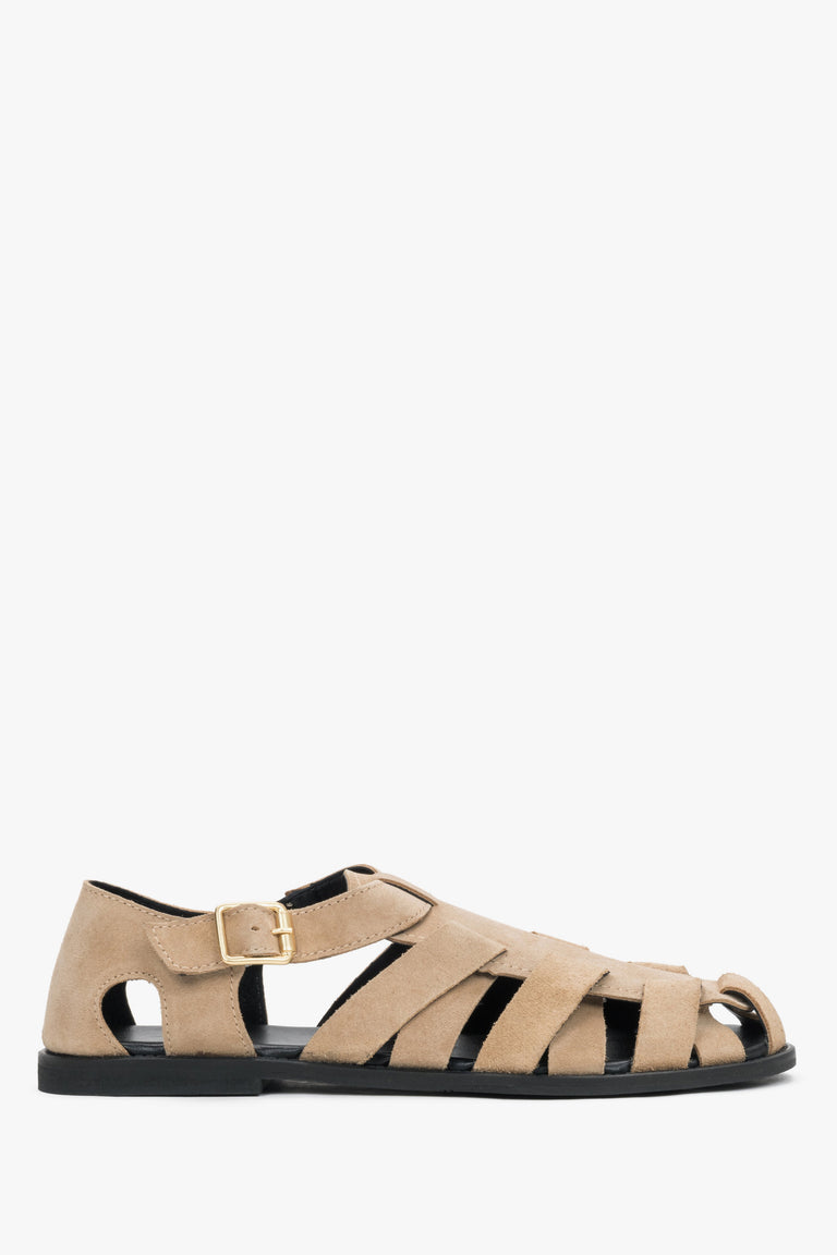 Soft beige fisherman-style sandals made of natural velour.