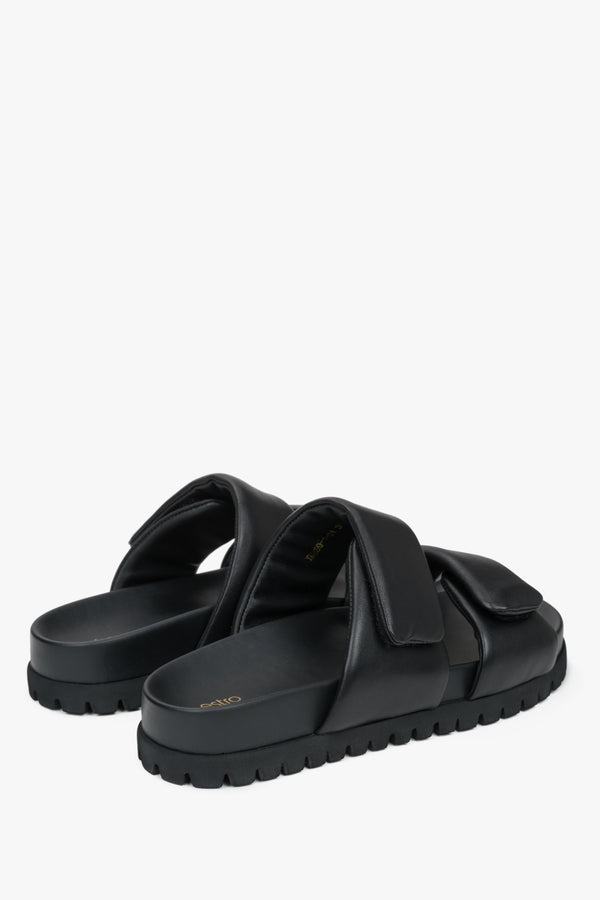 Black leather slides by Estro, perfect for summer, with soft straps that provide comfort all day long.