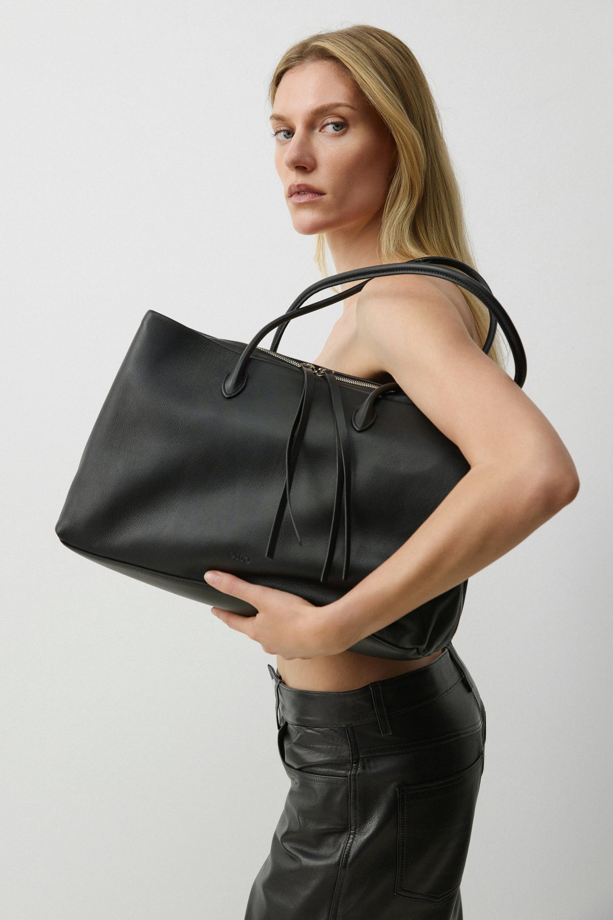 Women’s Spacious Black Tote Bag in Genuine Leather Estro ER00120576.