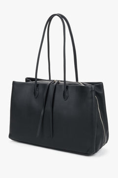 Classic black shoulder bag made of natural leather. A spacious style fitting A4 format horizontally.