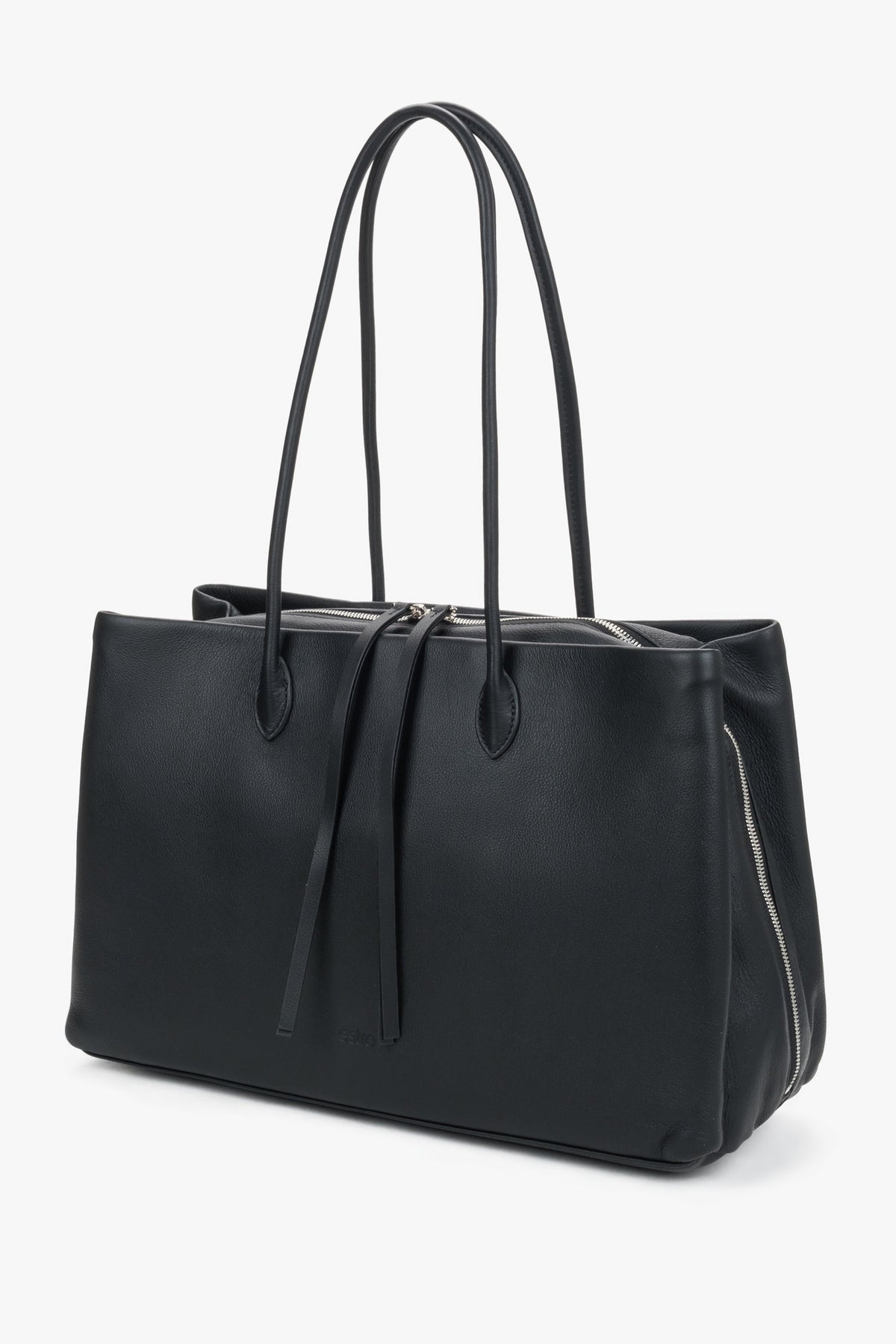 Classic black shoulder bag made of natural leather. A spacious style fitting A4 format horizontally.