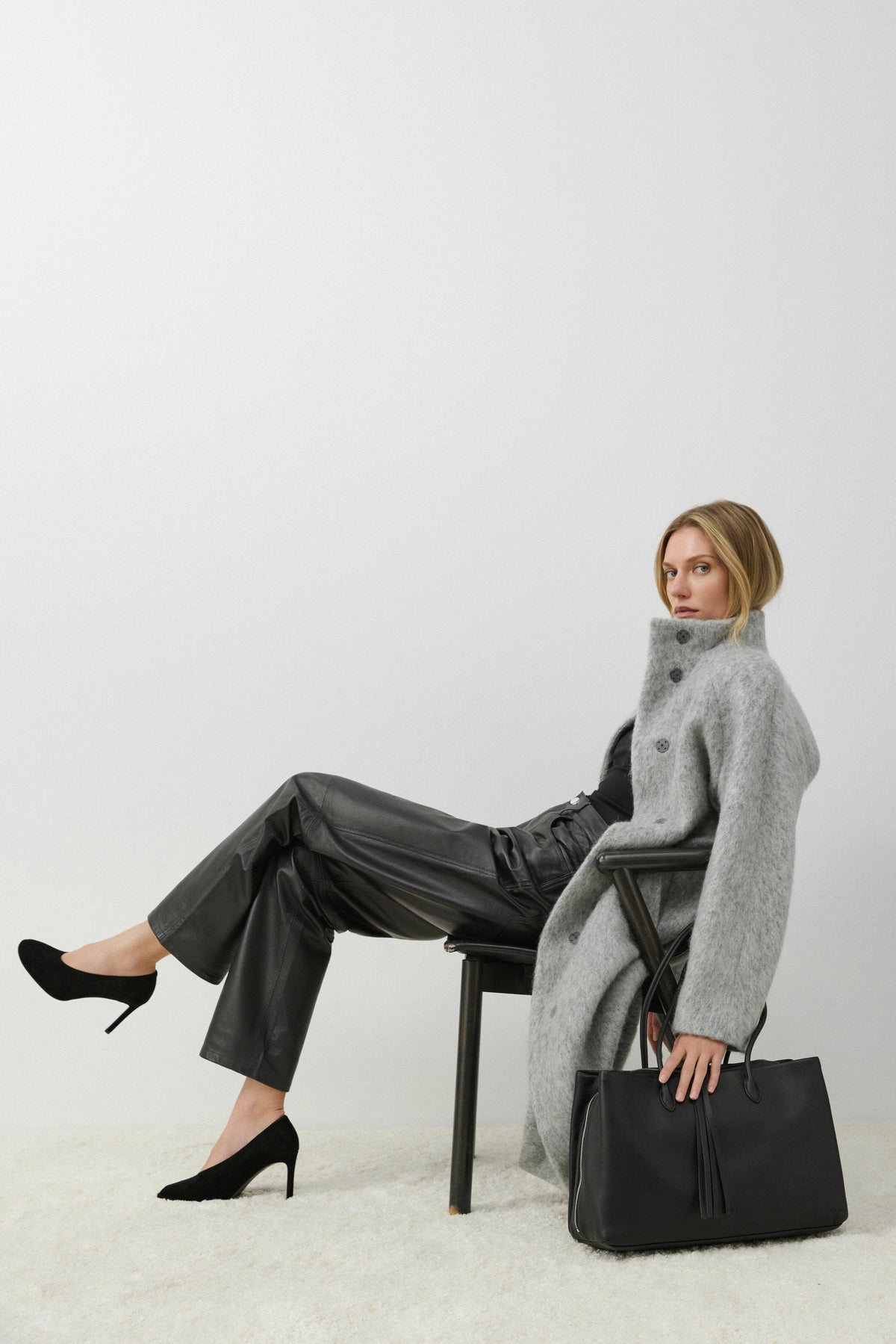 Black leather tote bag Estro. A versatile accessory matching any business and casual outfit.