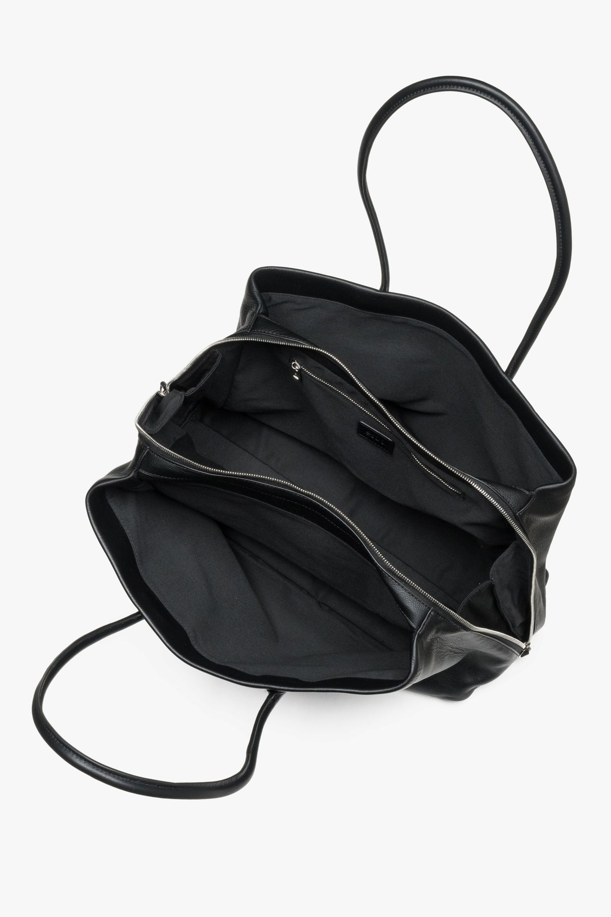 Leather tote bag in black color. Ensures excellent organization thanks to three compartments and two pockets.