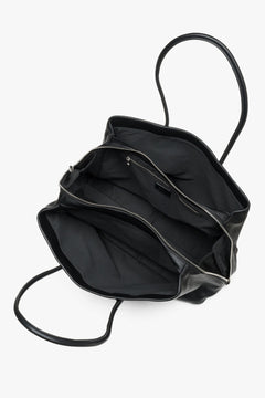 Leather tote bag in black color. Ensures excellent organization thanks to three compartments and two pockets.