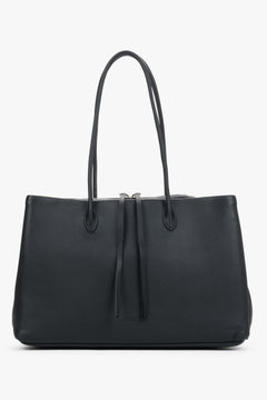 Classic black bag Estro made of natural leather. Comfortable handles enable easy shoulder wear.