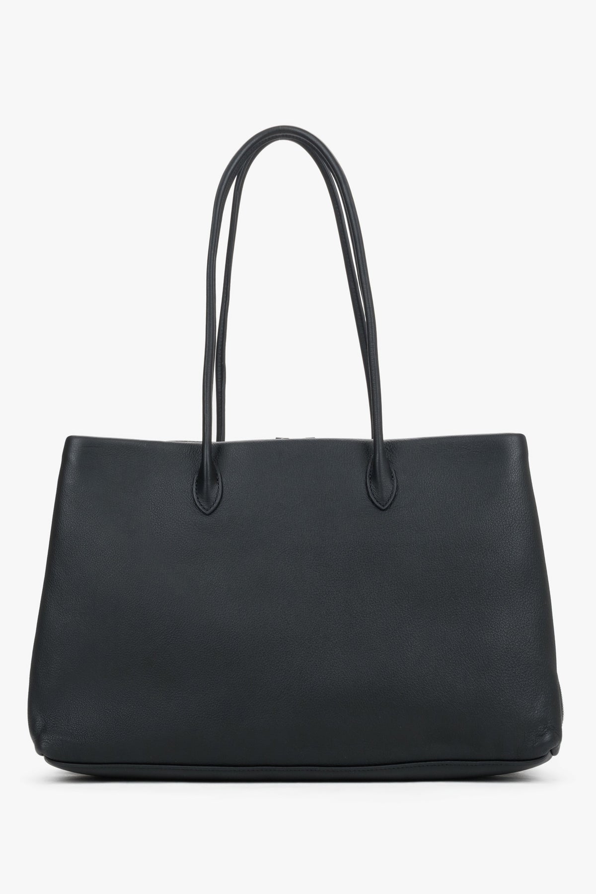 Spacious black women's bag A4. A timeless cut designed for intensive everyday use.