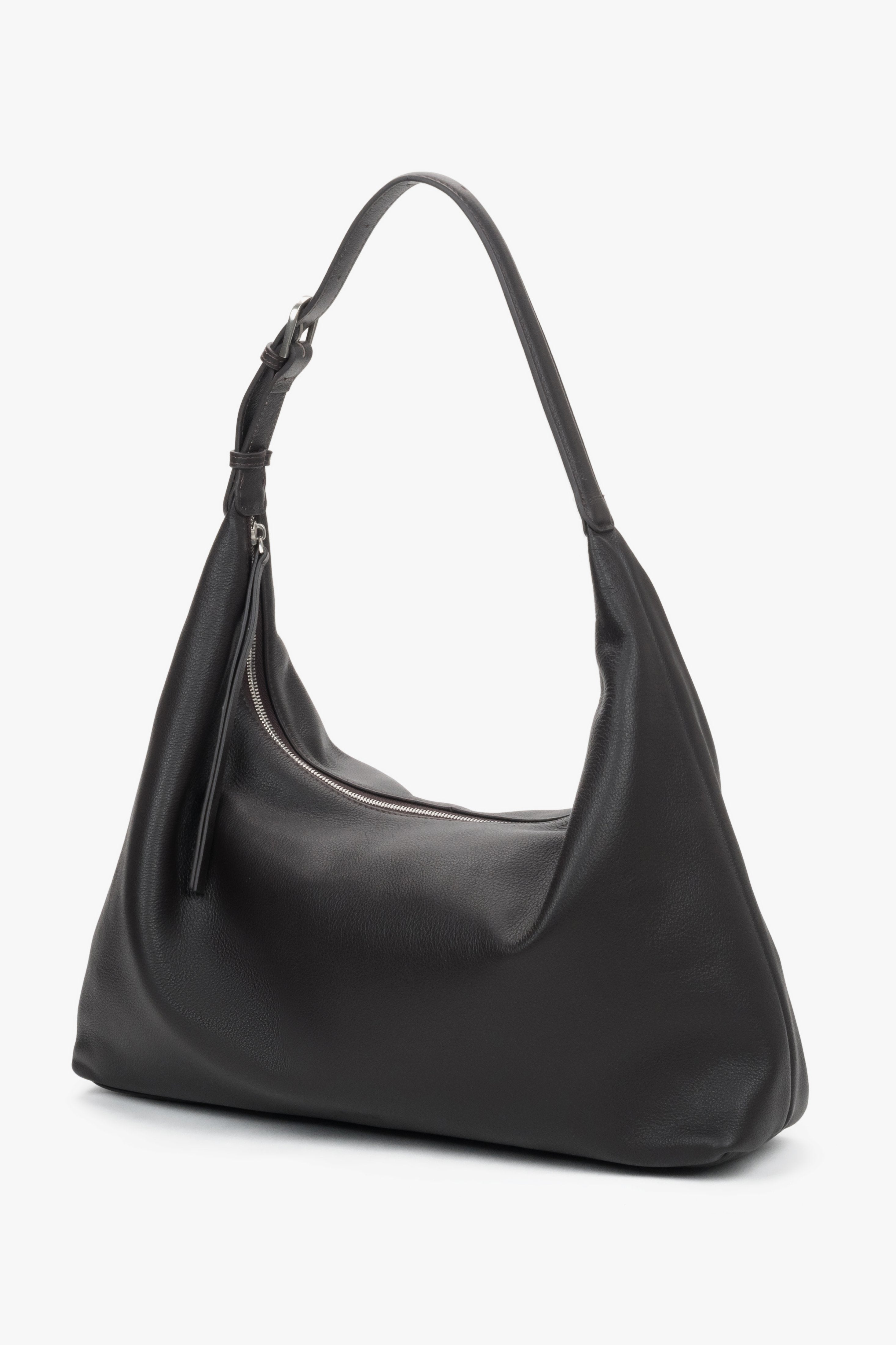 Elegant dark brown leather shopper featuring a secure zipper and adjustable strap.