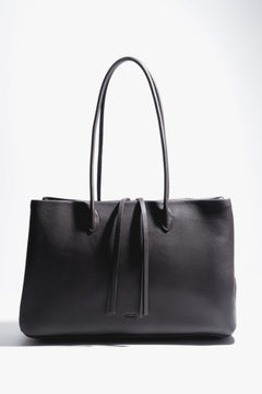 Dark brown tote bag made of natural leather. A spacious model fitting A4 format, ideal for everyday and business styling.