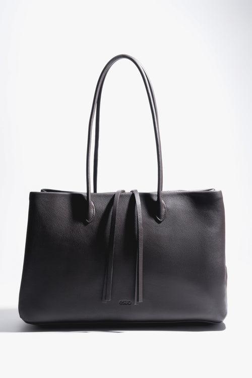 Dark brown tote bag made of natural leather. A spacious model fitting A4 format, ideal for everyday and business styling.