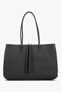 Elegant leather shoulder bag in a dark brown shade. Equipped with three compartments for easy organization.