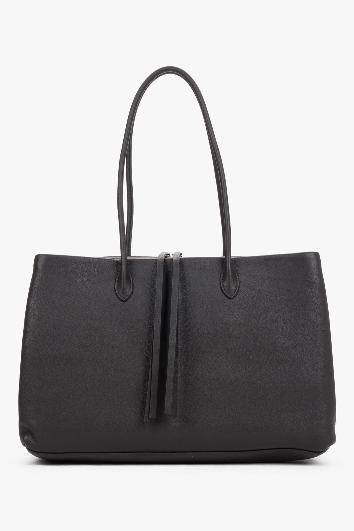 Elegant leather shoulder bag in a dark brown shade. Equipped with three compartments for easy organization.