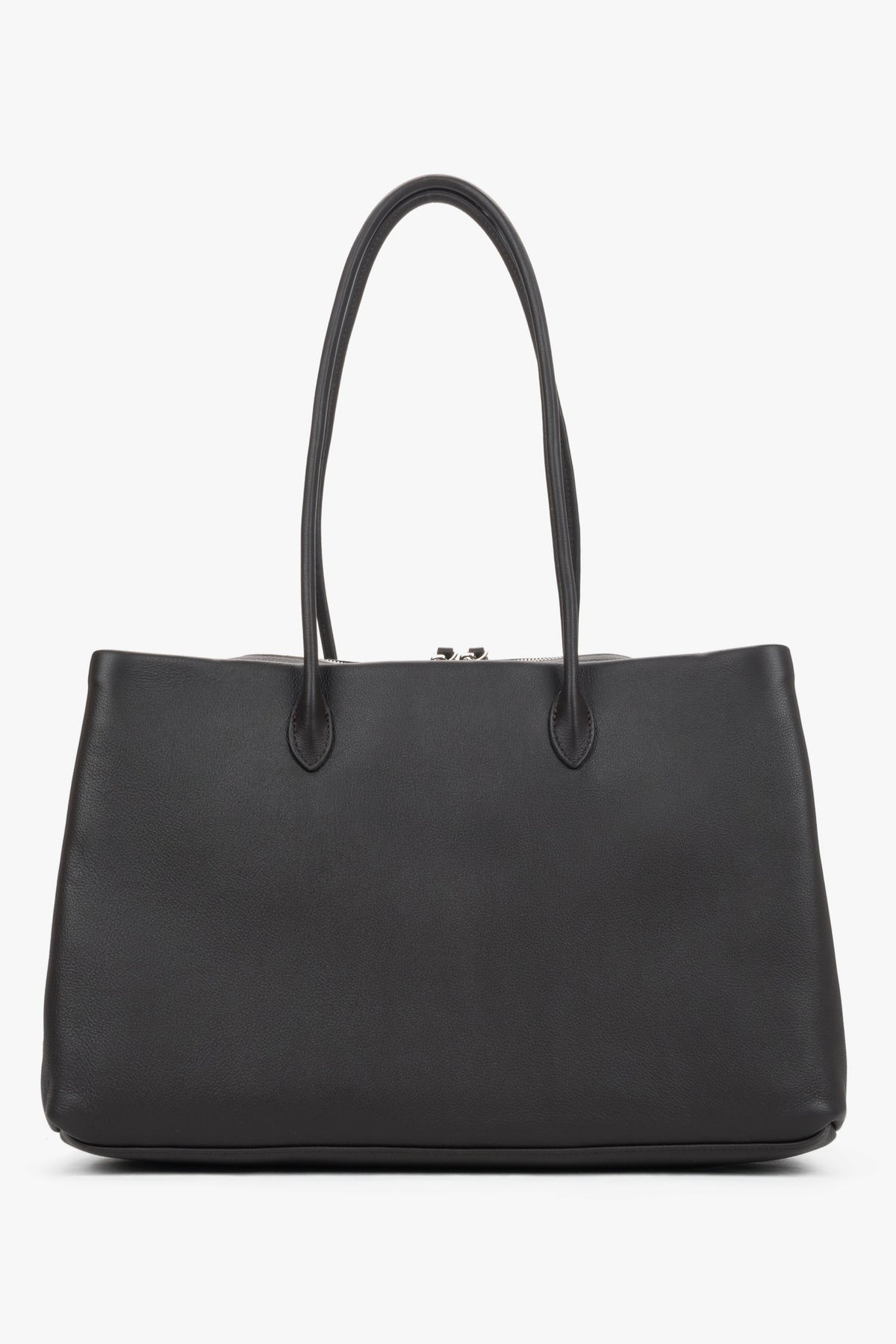 Leather tote bag in a warm tone of brown. A practical accessory fitting A4 documents and everyday essentials.