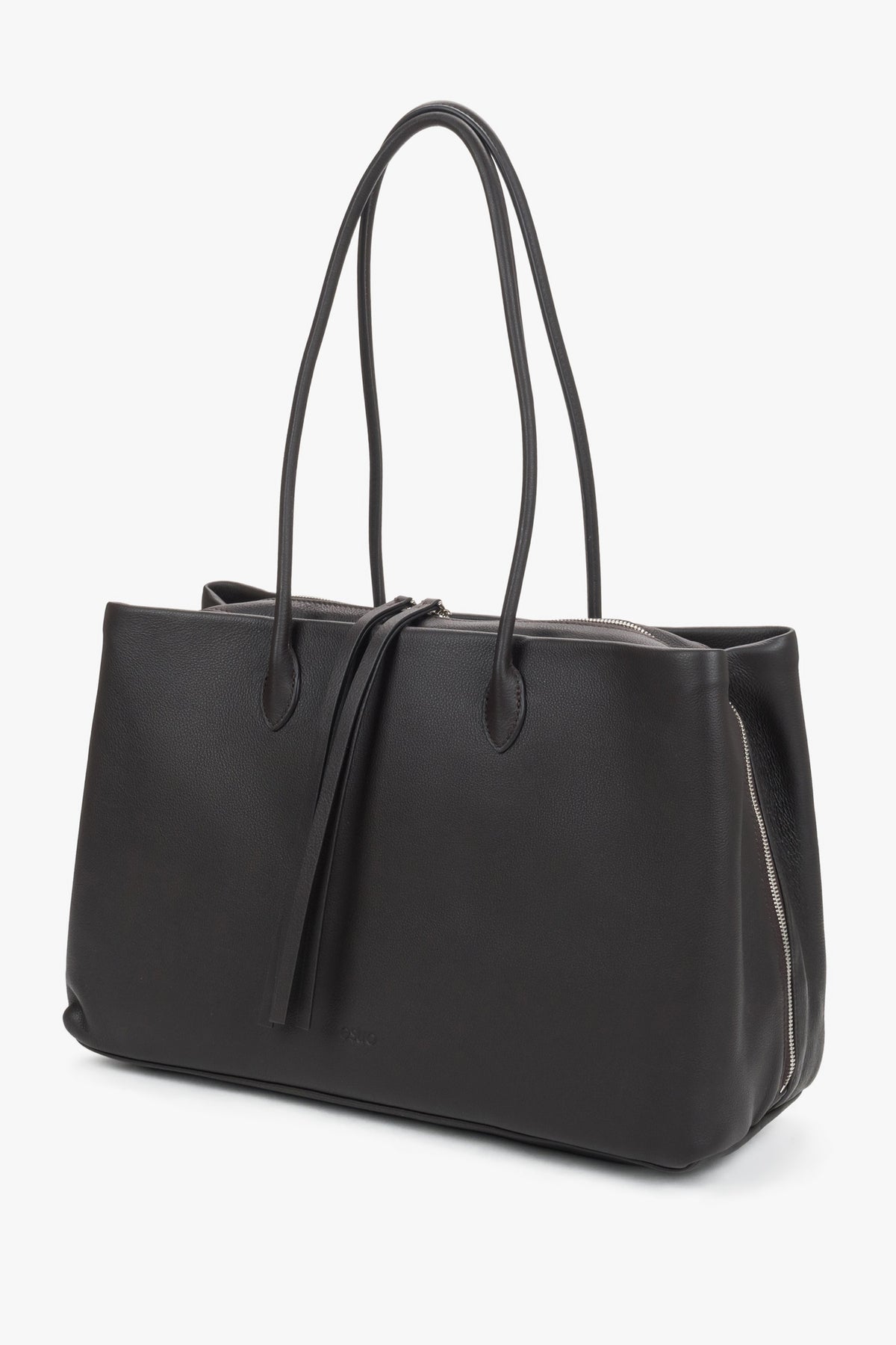 Spacious shoulder bag made of natural leather. The dark brown shade serves as an elegant alternative to classic black.