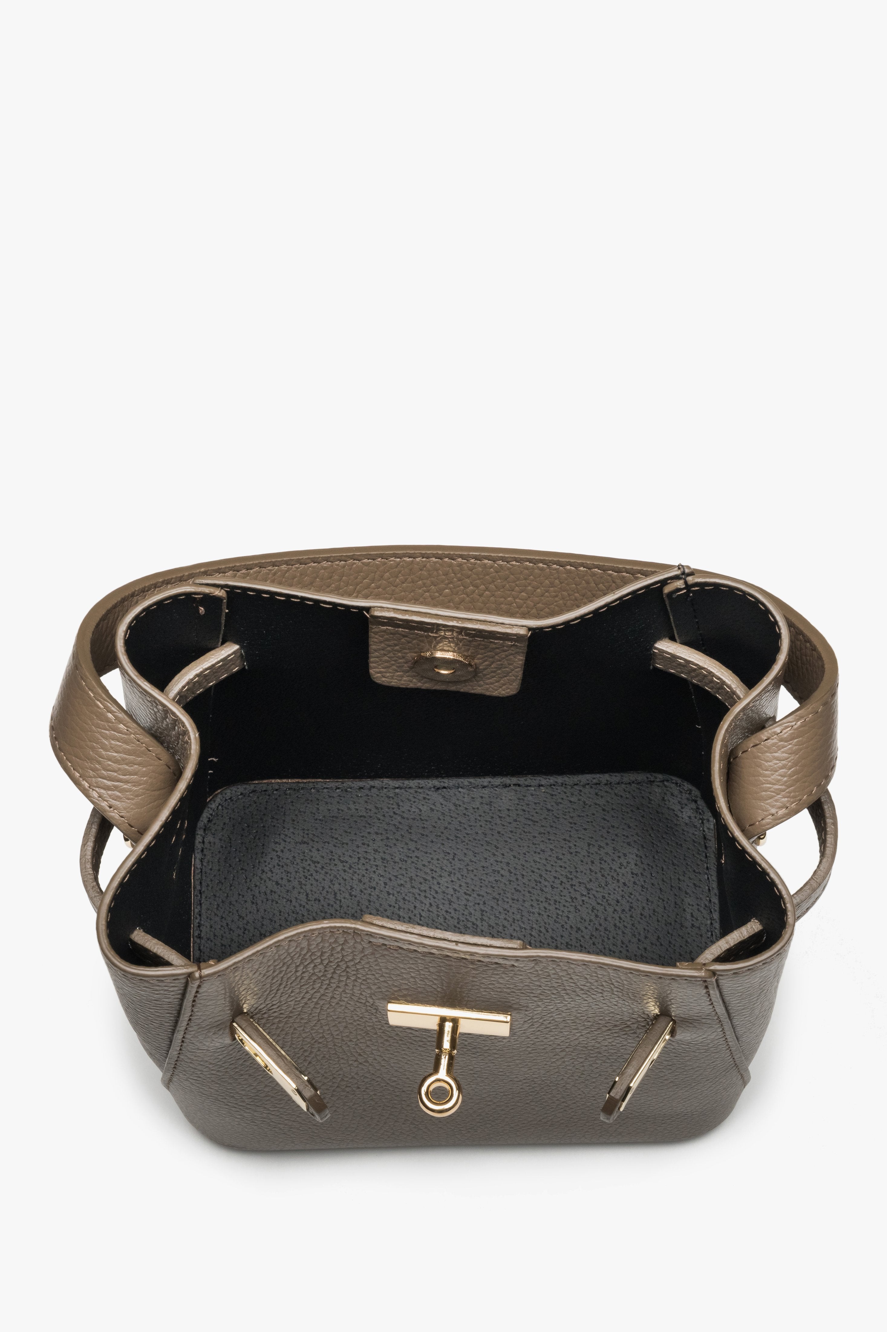 Classic women’s satchel bag made of premium Italian leather in a taupe shade.