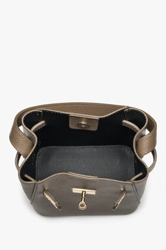 Classic women’s satchel bag made of premium Italian leather in a taupe shade.
