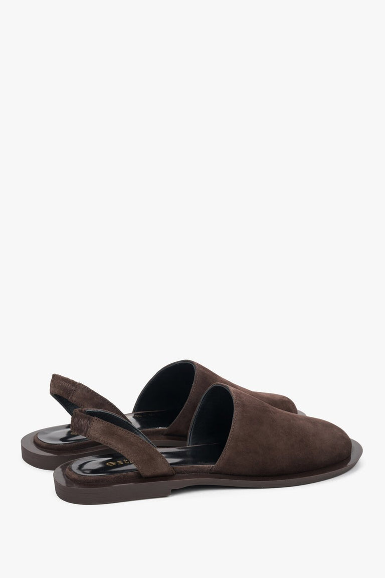Comfortable and elegant dark brown women's sandals by Estro, made of velour and featuring a covered toe line.