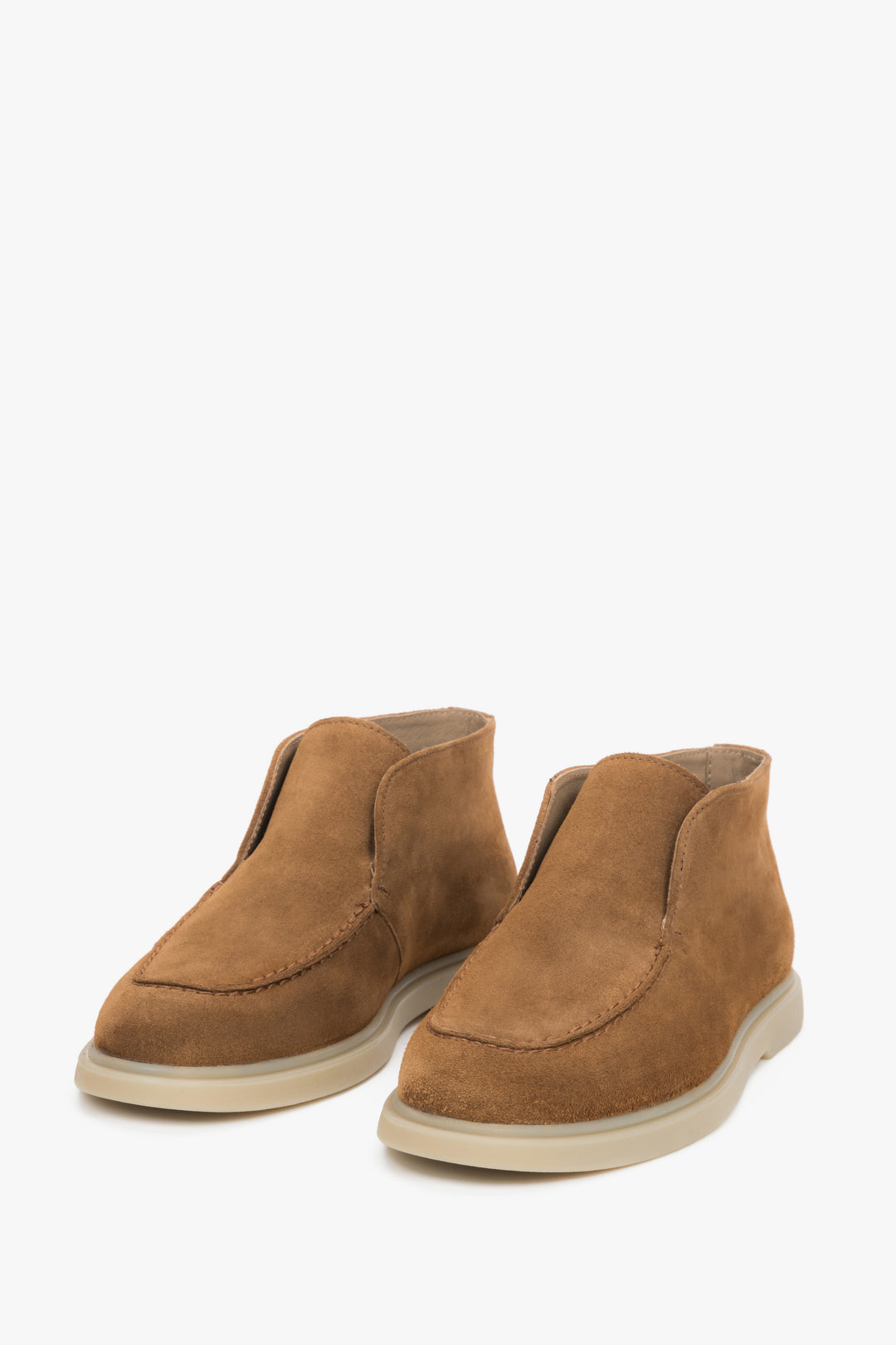 Stylish and comfortable women’s loafers by Estro in brown, set on a high sole and crafted from Italian suede leather.