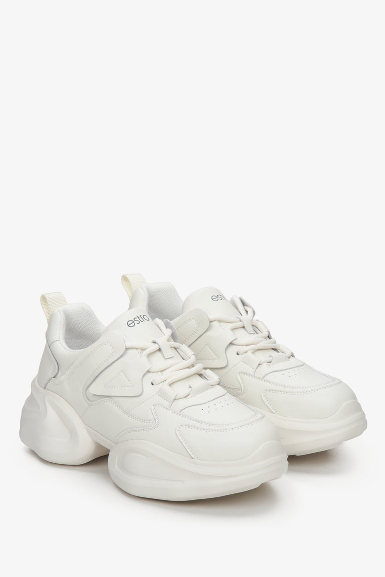 Women's white Estro sneakers made of genuine leather on a thick platform with laces for spring and autumn - presentation of the toe and shoe profile.